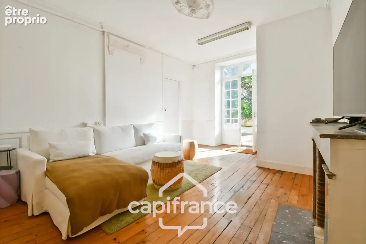 En CHARENTE MARITIME, A SAINT JEAN D'ANGELY (17), Maison de caractère à vendre 12 pièces  avec jardin, proche commerces - photo 18