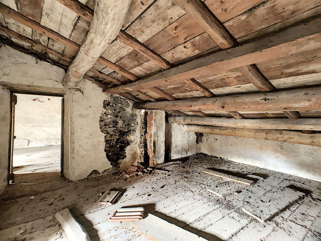Maison à MONTAIGUT-LE-BLANC