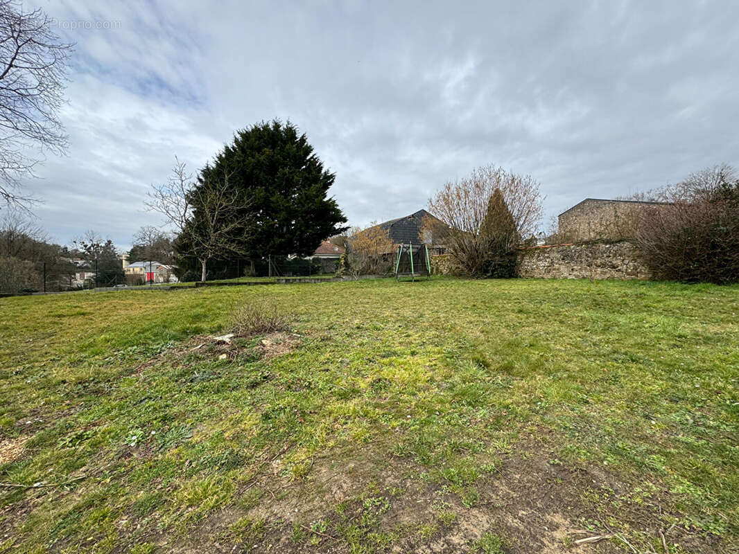 Maison à BEAULIEU-SOUS-LA-ROCHE