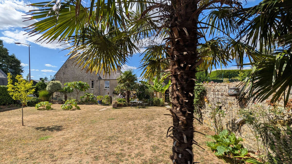 Maison de caractère du XVIIIème siècle avec jardin et dépendances ! - photo 18