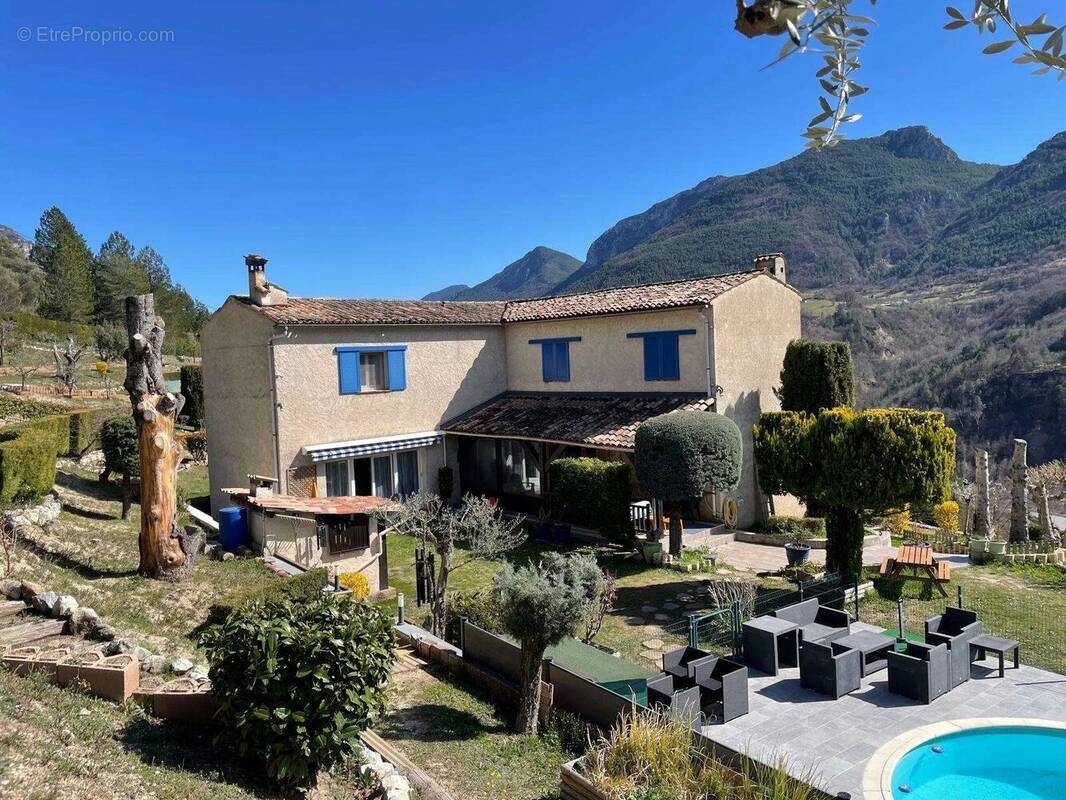 Maison à PUGET-THENIERS