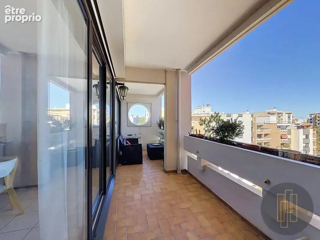 Exclusivite villeurbanne - t4 de 92 m² avec balcon, vue dégagée, garage et cave - photo 6