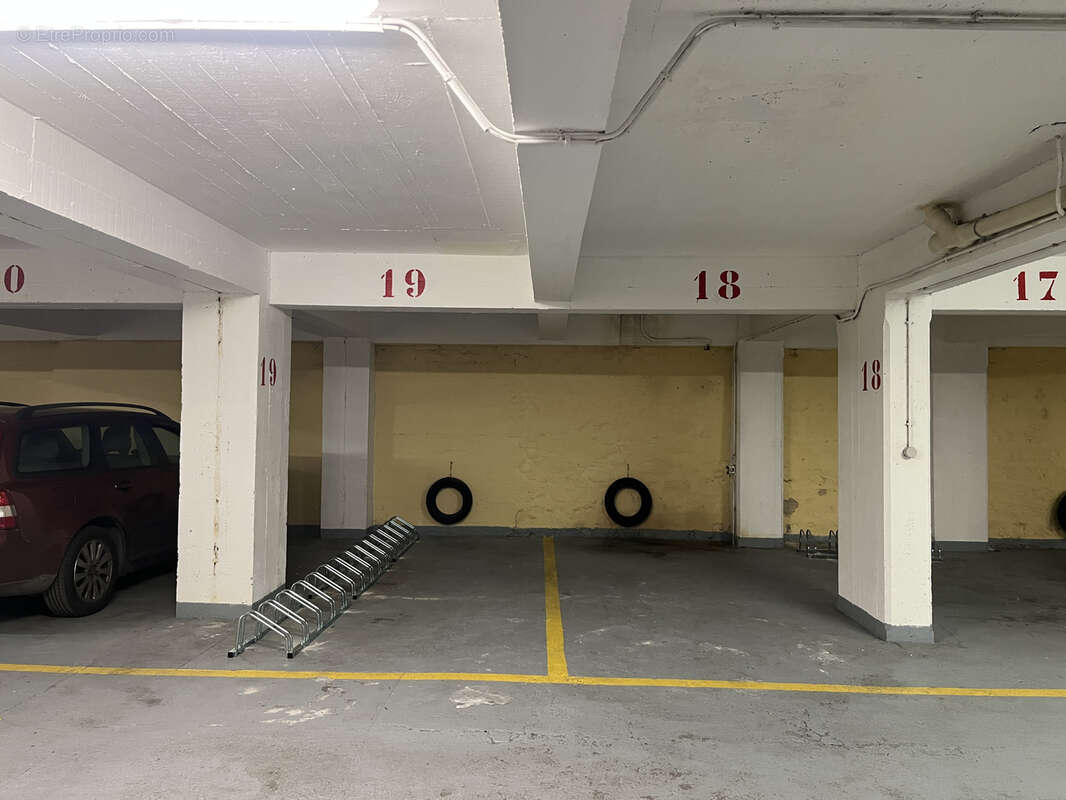 Parking à PARIS-18E