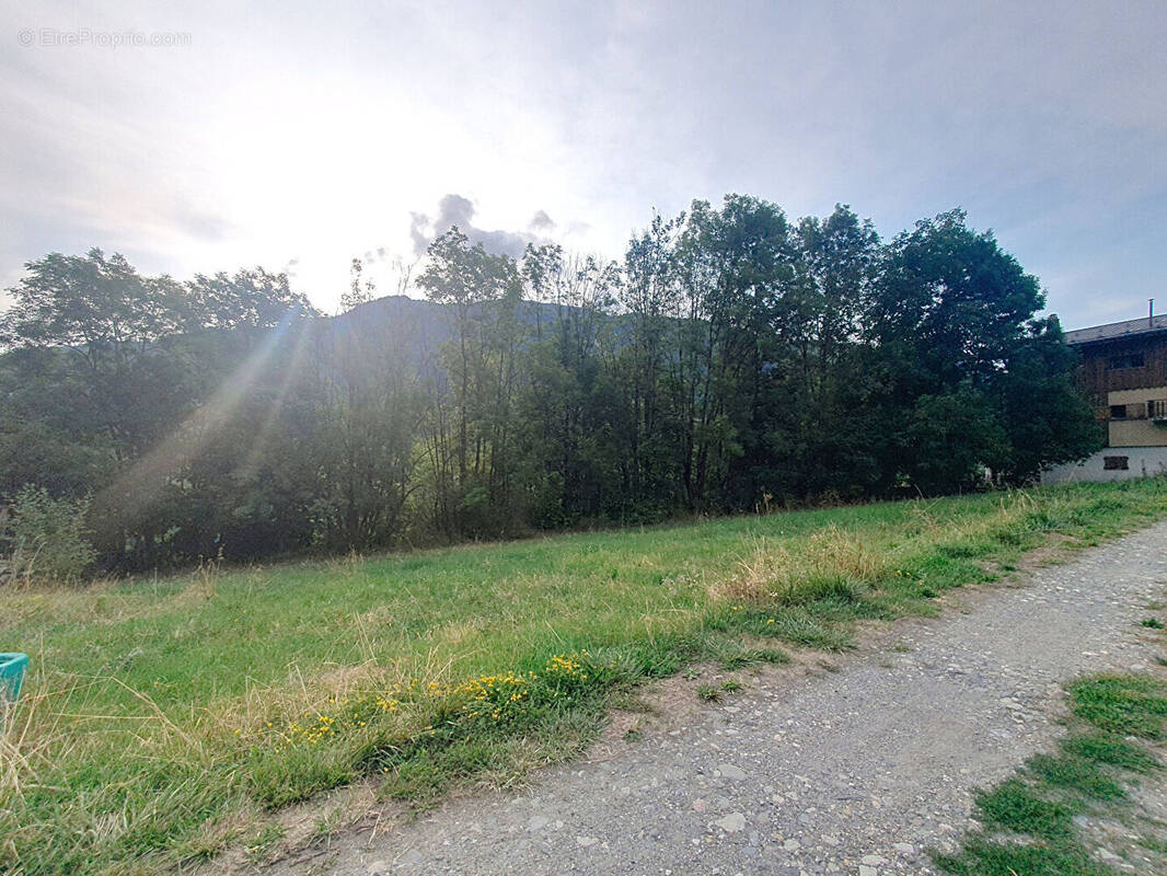 Terrain à SAINT-JEAN-DE-BELLEVILLE