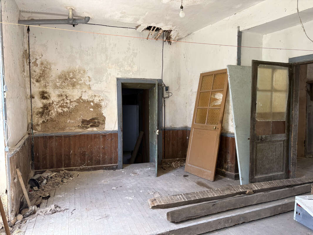 Coussac Bonneval Maison de bourg de 8 pièces à rénover avec cour - photo 8