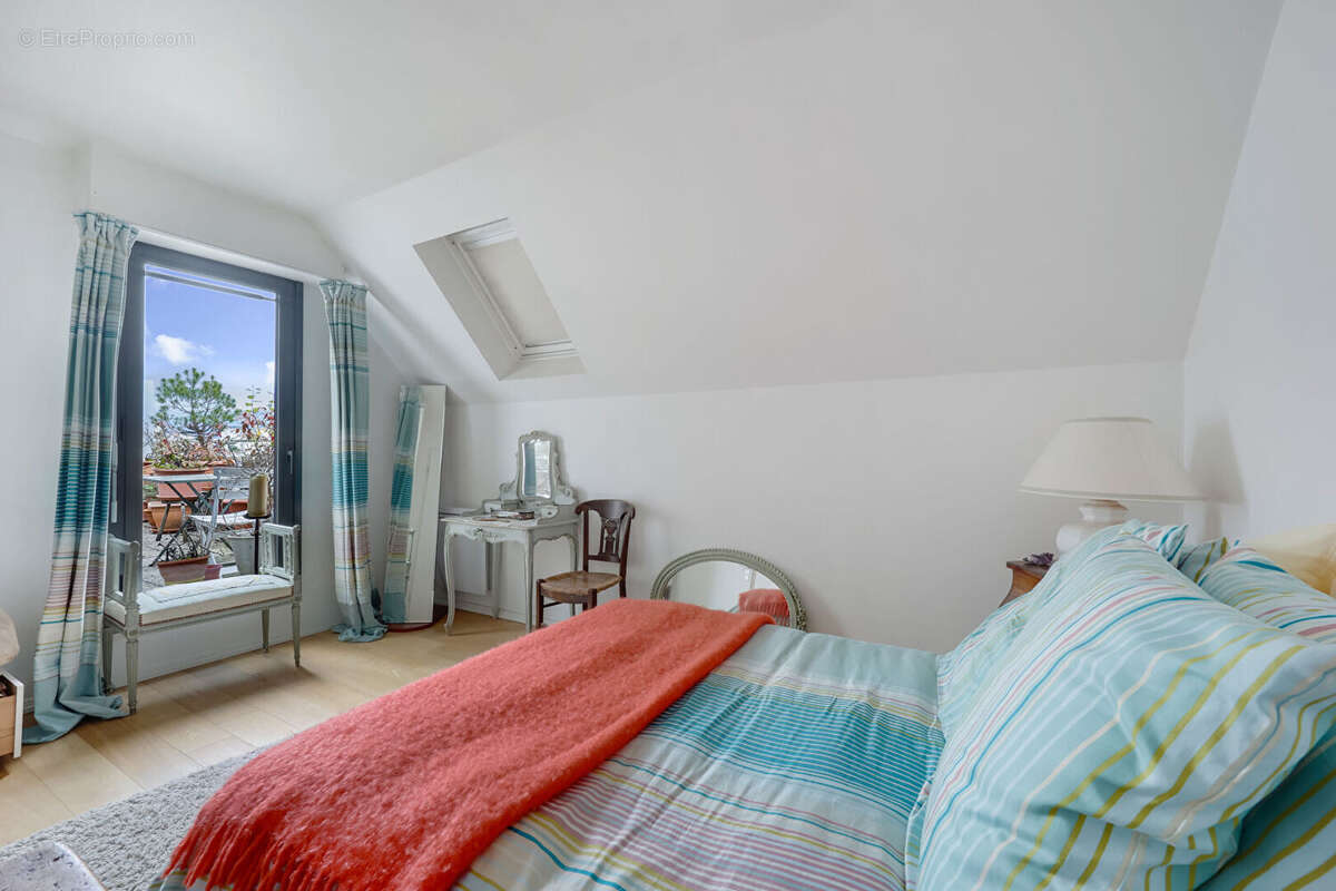 Appartement à LA GARENNE-COLOMBES