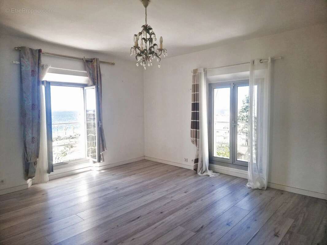 Spacieux T3 de 85 m2 en étage avec vue mer/collines. Parking - photo 3