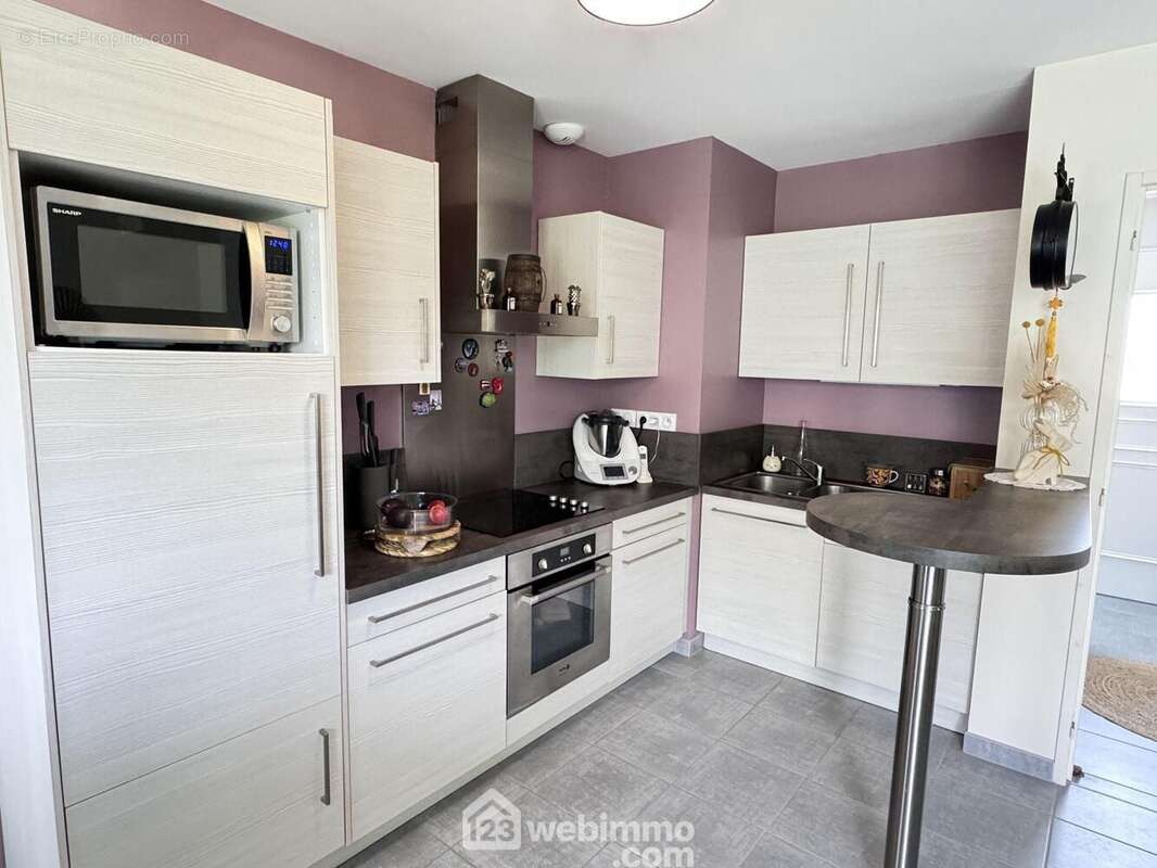 ...cuisine aménagée et équipée - Maison à LES PONTS-DE-CE