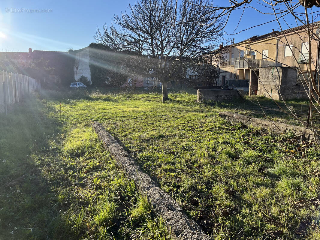 Terrain à SAINT-JEAN-LASSEILLE