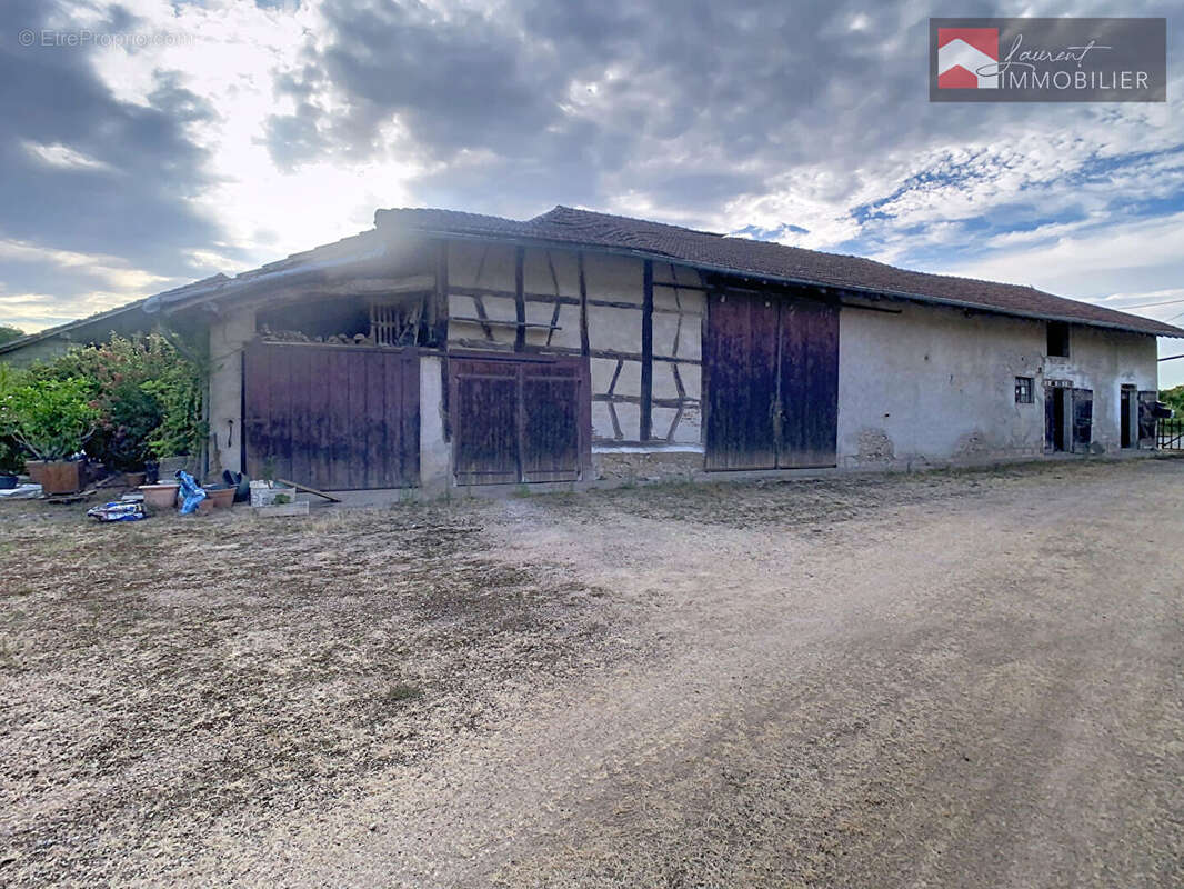 Ensemble immobilier avec maison d'habitation, ancienne ferme, nombreuses dépendances et terrain de 6 236 m² - photo 12