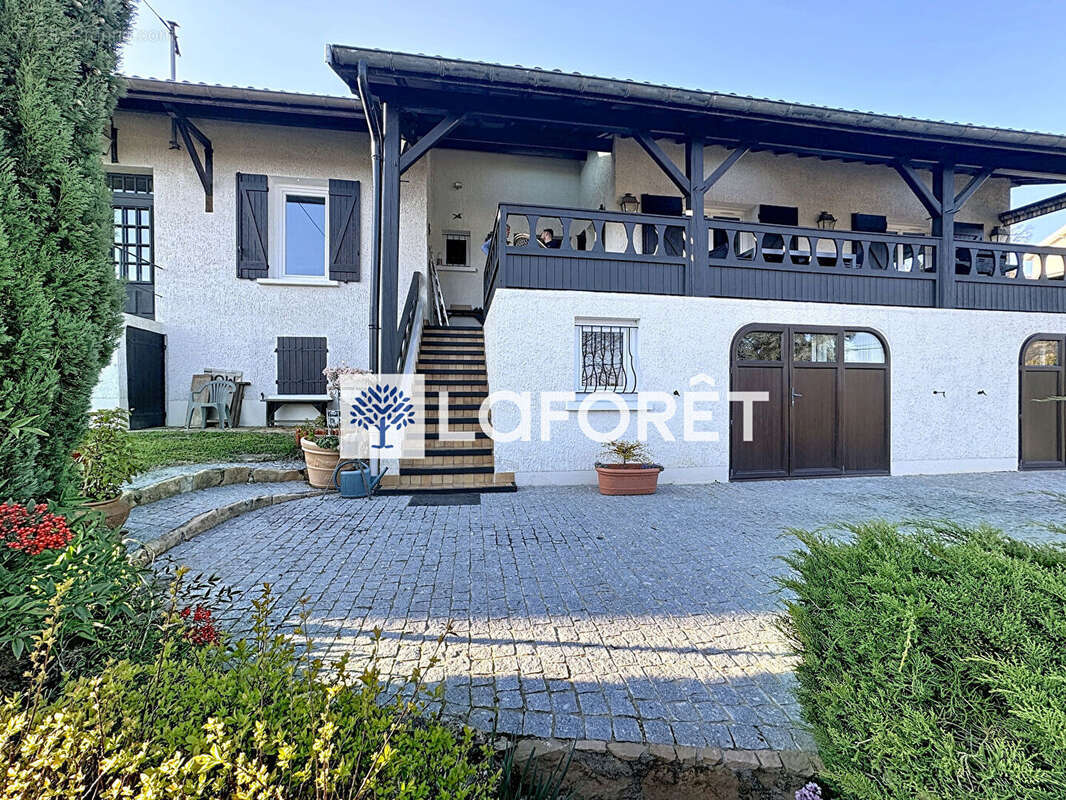 Maison Neyron le Haut, 7 pièces de 192m², terrain de 2423m², piscine, double garage - photo 2