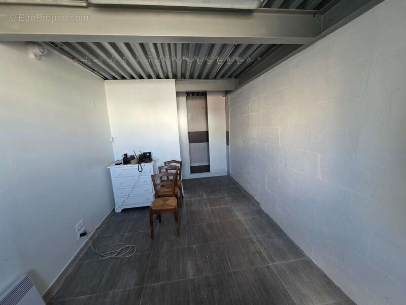 A MARENNES (17), A Vendre en coeur de zone d'activité Bâtiment commercial Mixte 383m², avec bureau-studio à l'étage - photo 6