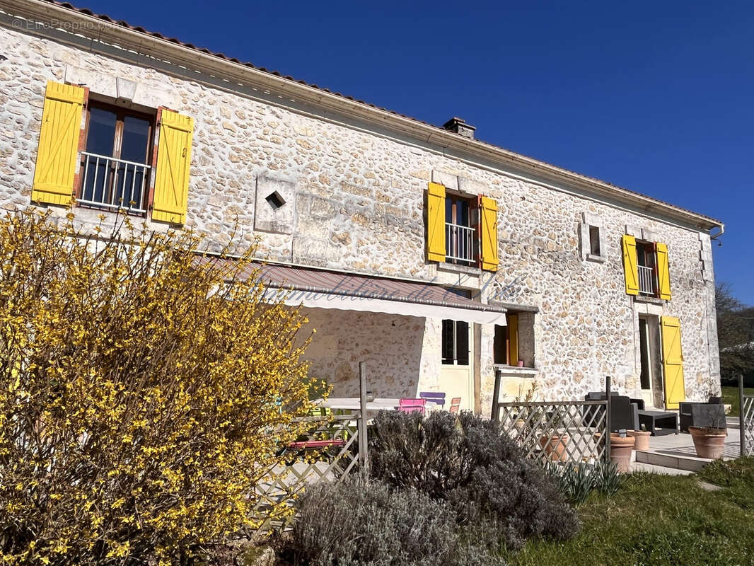 Maison à LEGUILLAC-DE-CERCLES