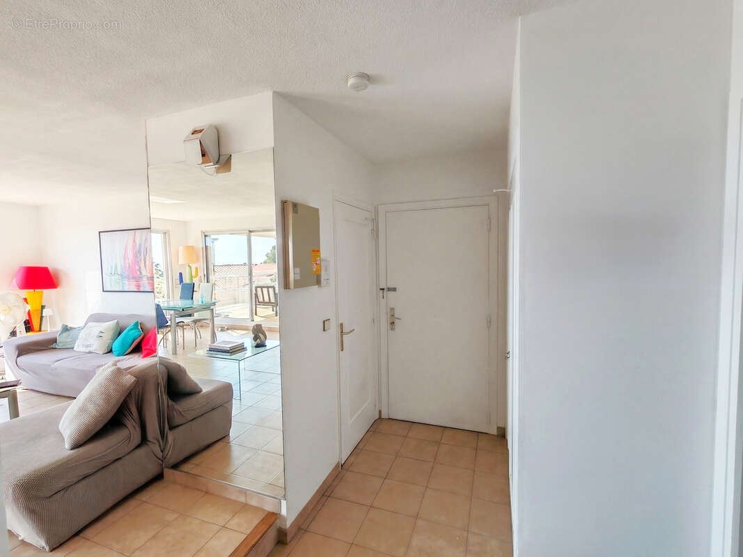 A vendre appartement dans residence securisee avec piscine 3 pieces 2 chambres terrasse sur le toit et veranda cave parking et p - photo 7