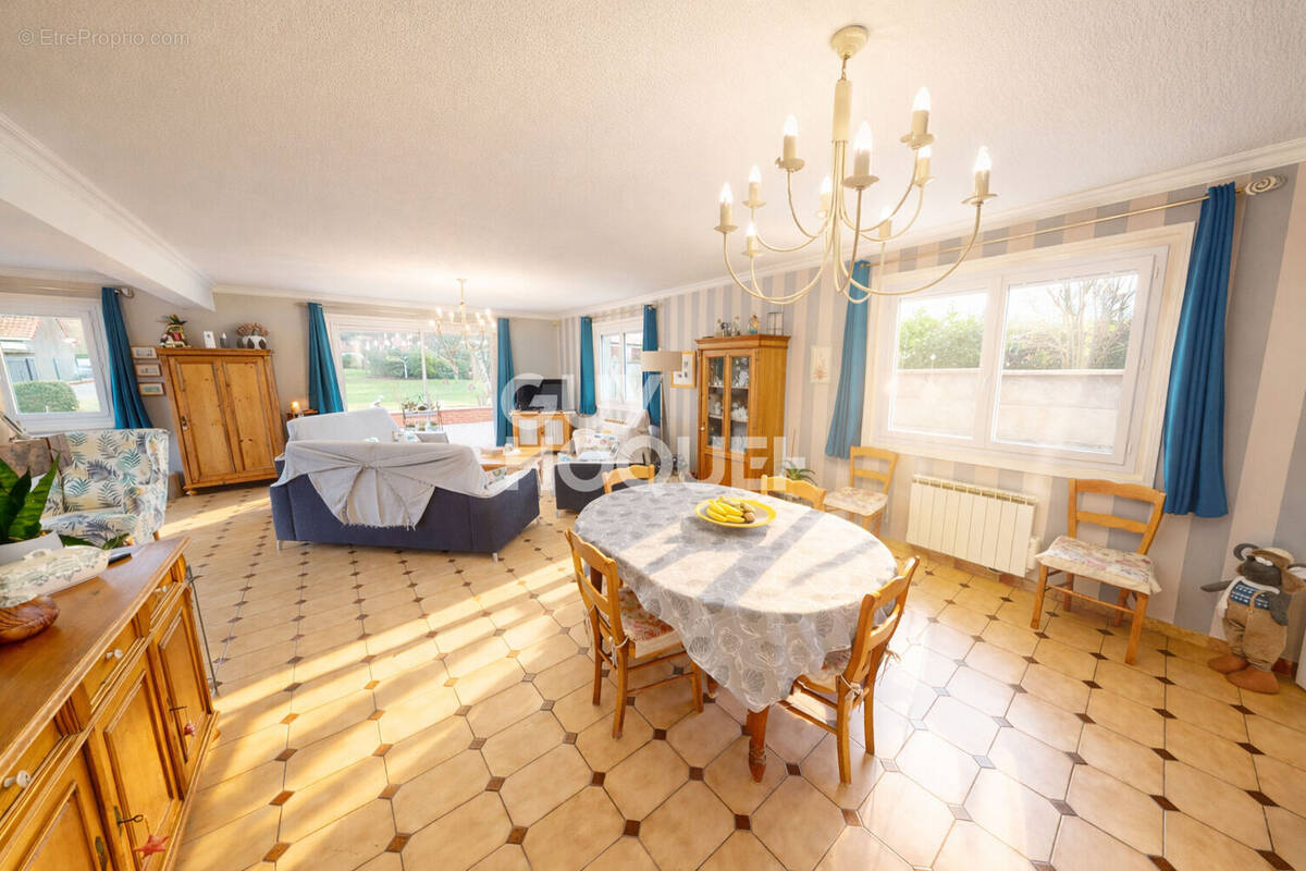 Maison à BONNINGUES-LES-ARDRES