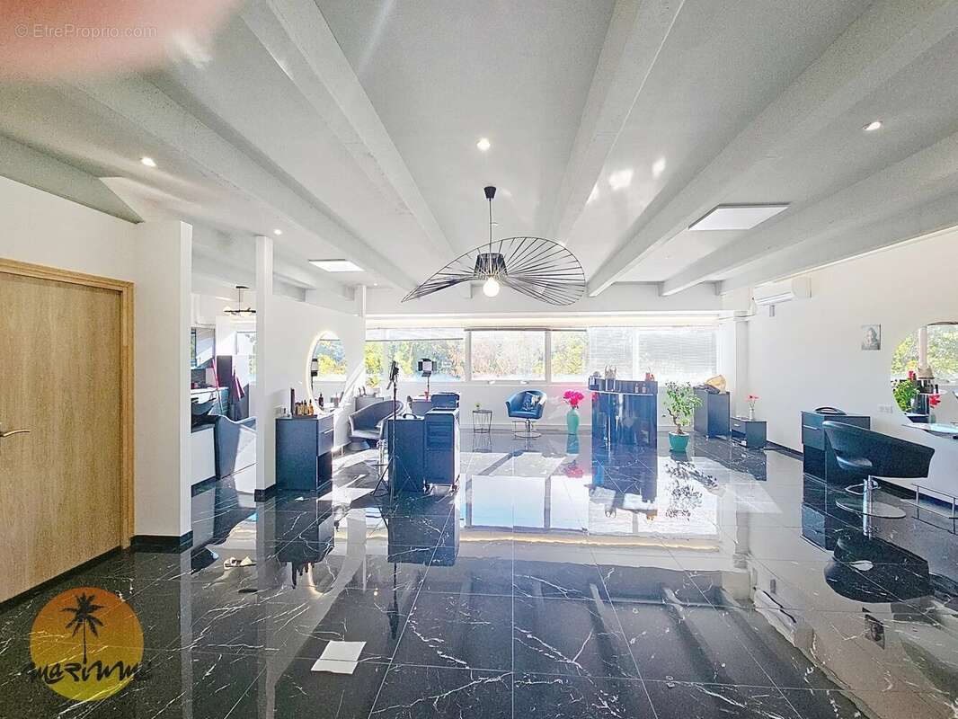 Commerce à LA GAUDE