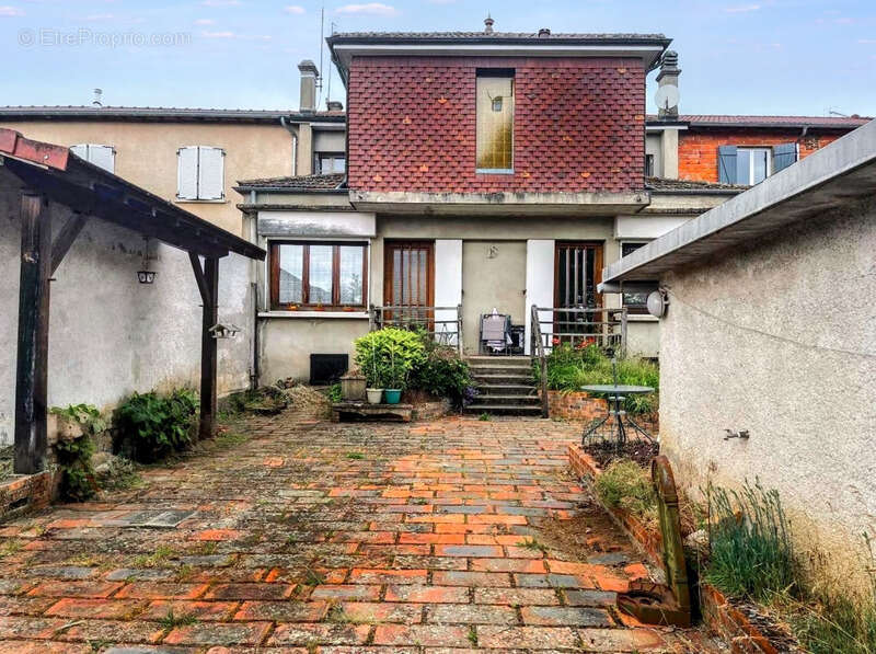 A 5 mn de MARCIGNY – Maison familiale d’environ 163 m² habitables avec terrasse, dépendance, garages et terrain de 1 641 m² - photo 3