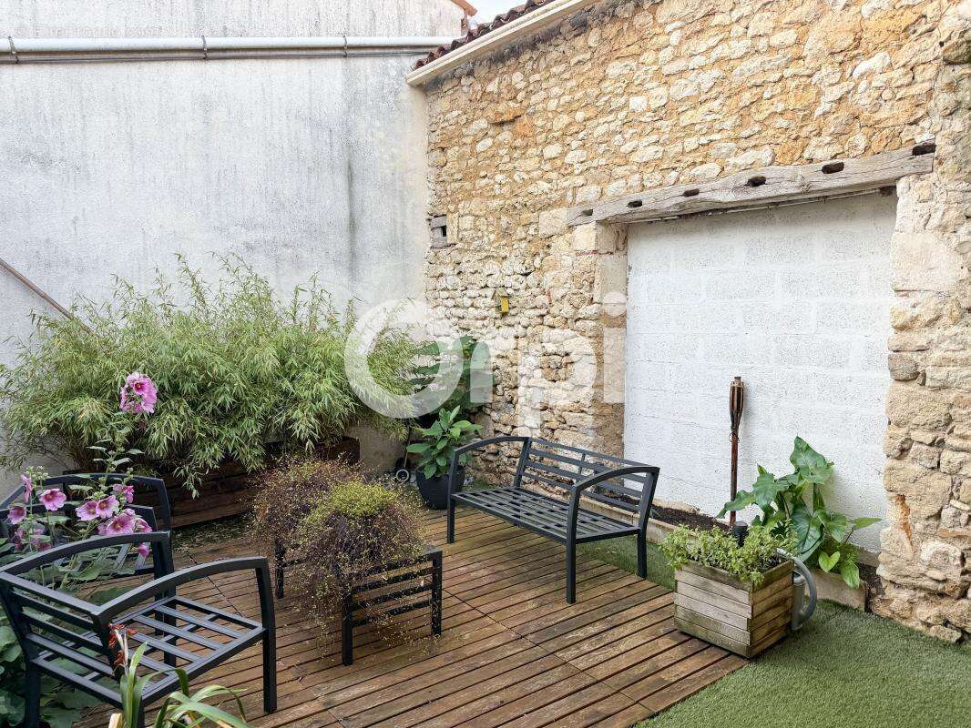 Maison à SAINT-LAURENT-DE-LA-PREE