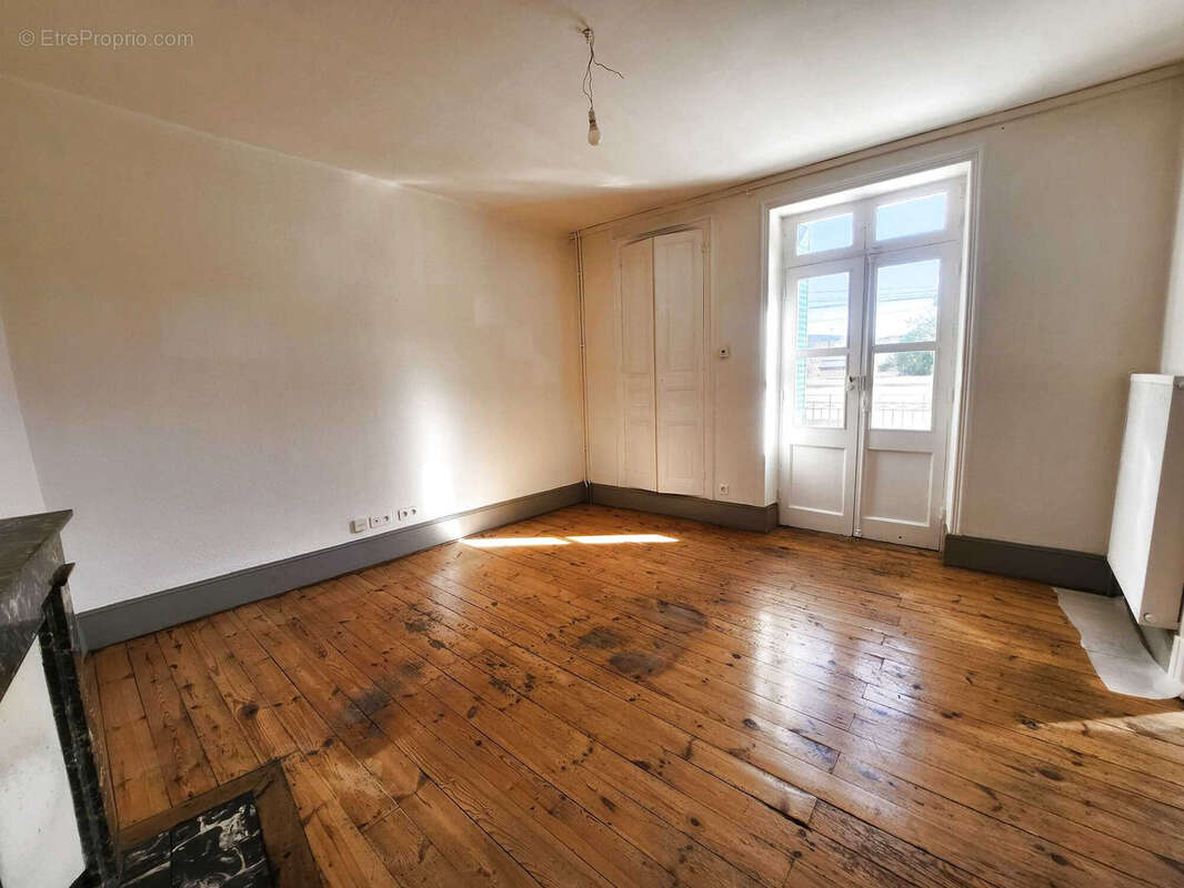 Maison à SAINT-LAURENT-DU-PAPE