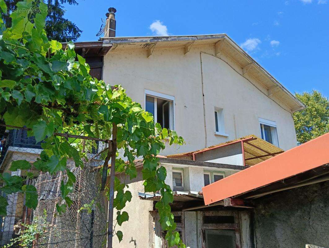 Maison 6 Chambres, Hangar, Grange, Appartement à rénover, Caves et Grand Garage - photo 10
