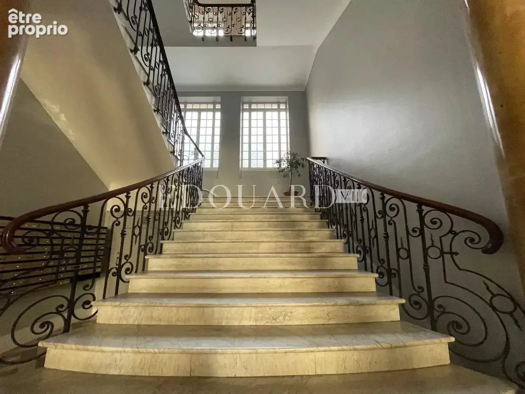En exclusivité studio avec échappée mer, dans magnifique immeuble bourgeois en plein centre de Menton - photo 8