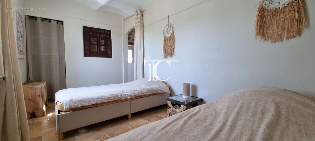 Propriété de caractère composée de trois logements indépendants avec piscine et potentiel de développement - photo 14