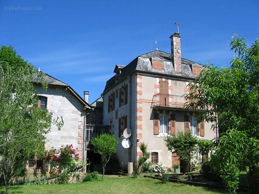 CORREZE. ST CHAMANT. Magnifique grande maison en pierre avec 5 chambres, dépendance et jardin de 3112m2. - photo 2