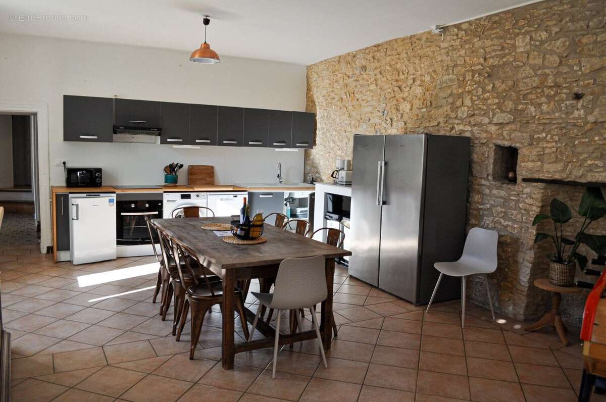 Maison en pierre - 247 m² - 8 chambres - Terrain 2 130 m² - Savignac-les-Églises - photo 5