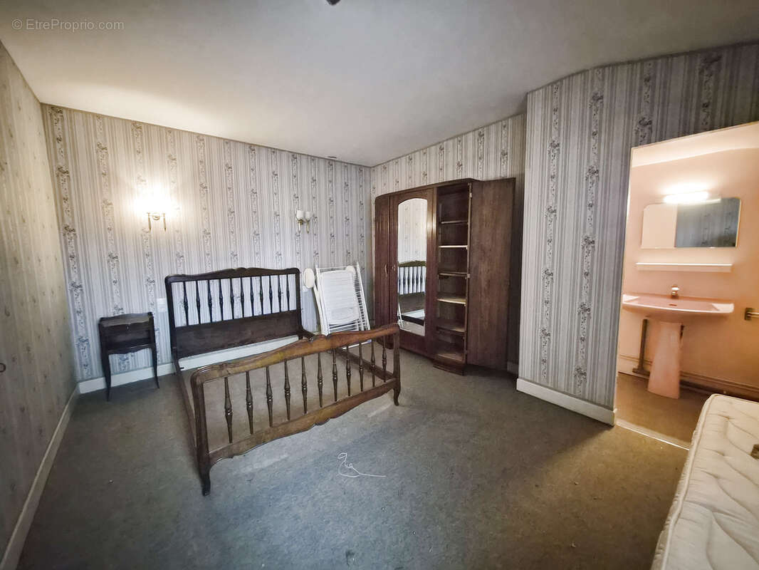 Maison de caractère avec grand terrain, piscine et dépendances - photo 9