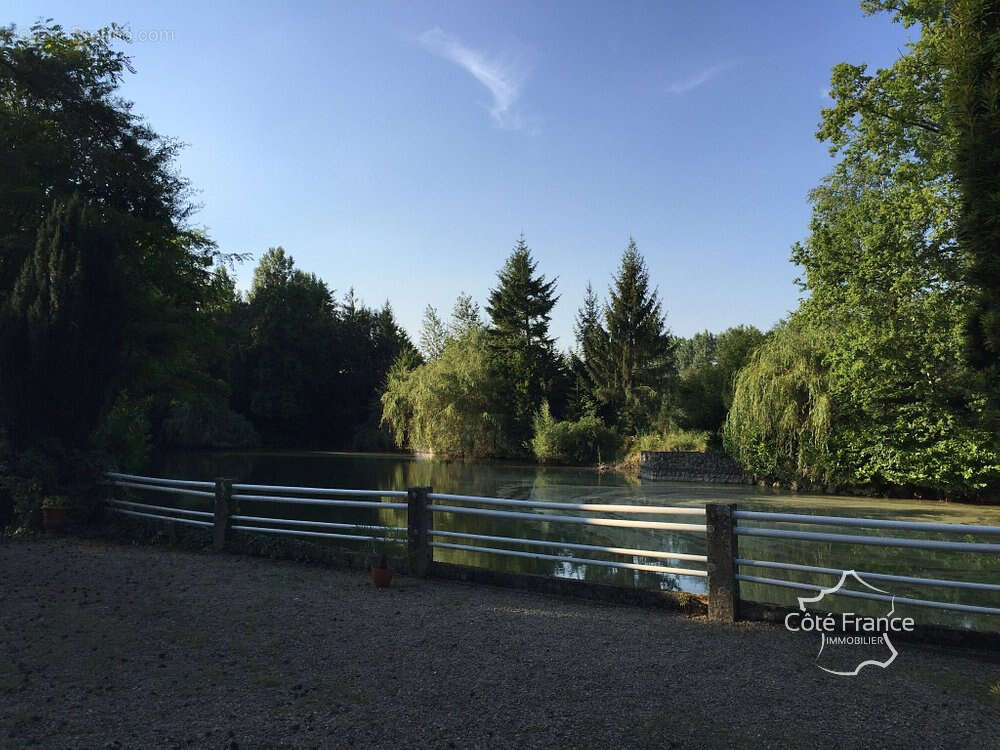 Commerce à MEZIERES-SUR-OISE