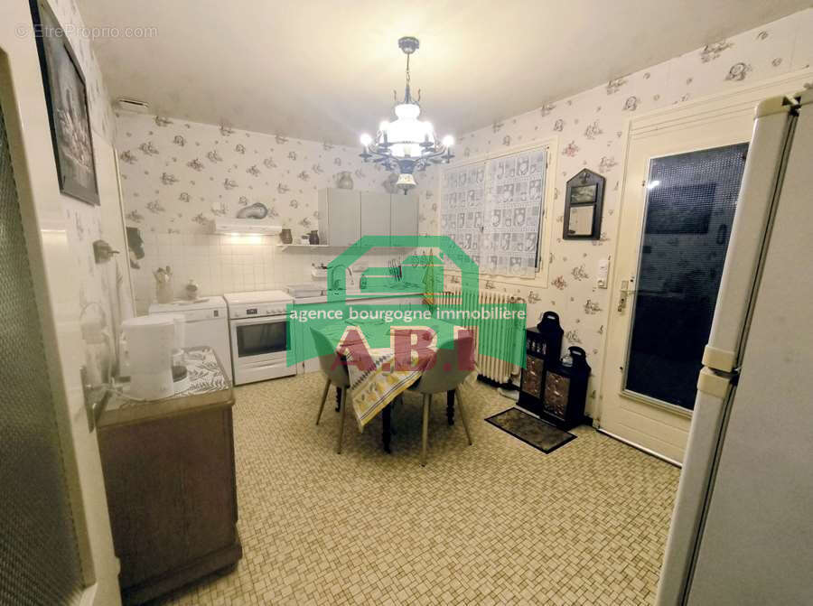 58,  Maison habitable de suite à rafraichir au gout du jour - de plain-pied sur 2345m2 de terrain. - photo 8