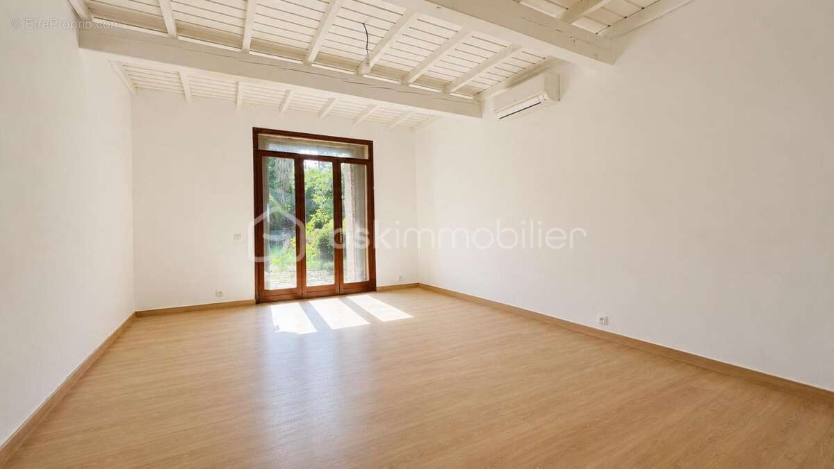 Maison familiale rénovée – 4 chambres – Terrain 4 000 m² – Vence la Sine - photo 15