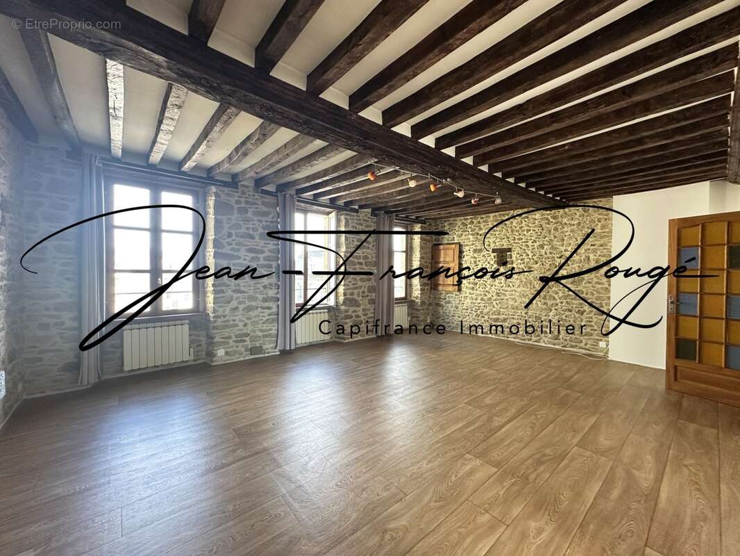 Face à l'église Saint-Pierre, appartement T3 de 72 m², dans une petite copropriété !!! - photo 3