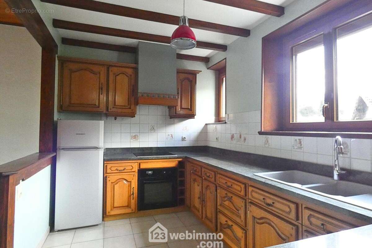 Dans le prolongement la cuisine est spacieuse et fonctionnelle. - Maison à UGINE
