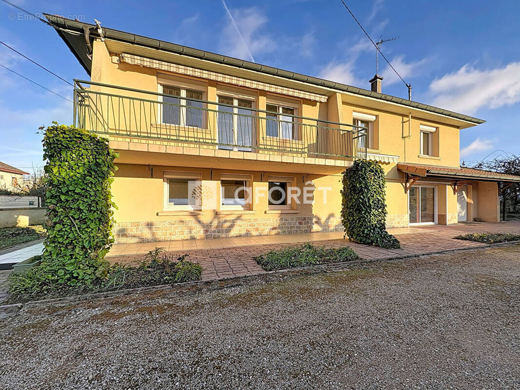 Maison à SAINT-DENIS-LES-BOURG