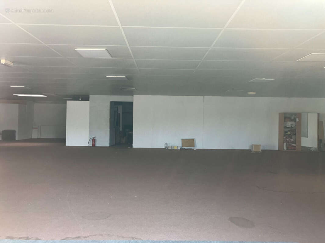 Commerce à FONTAINE-LE-COMTE