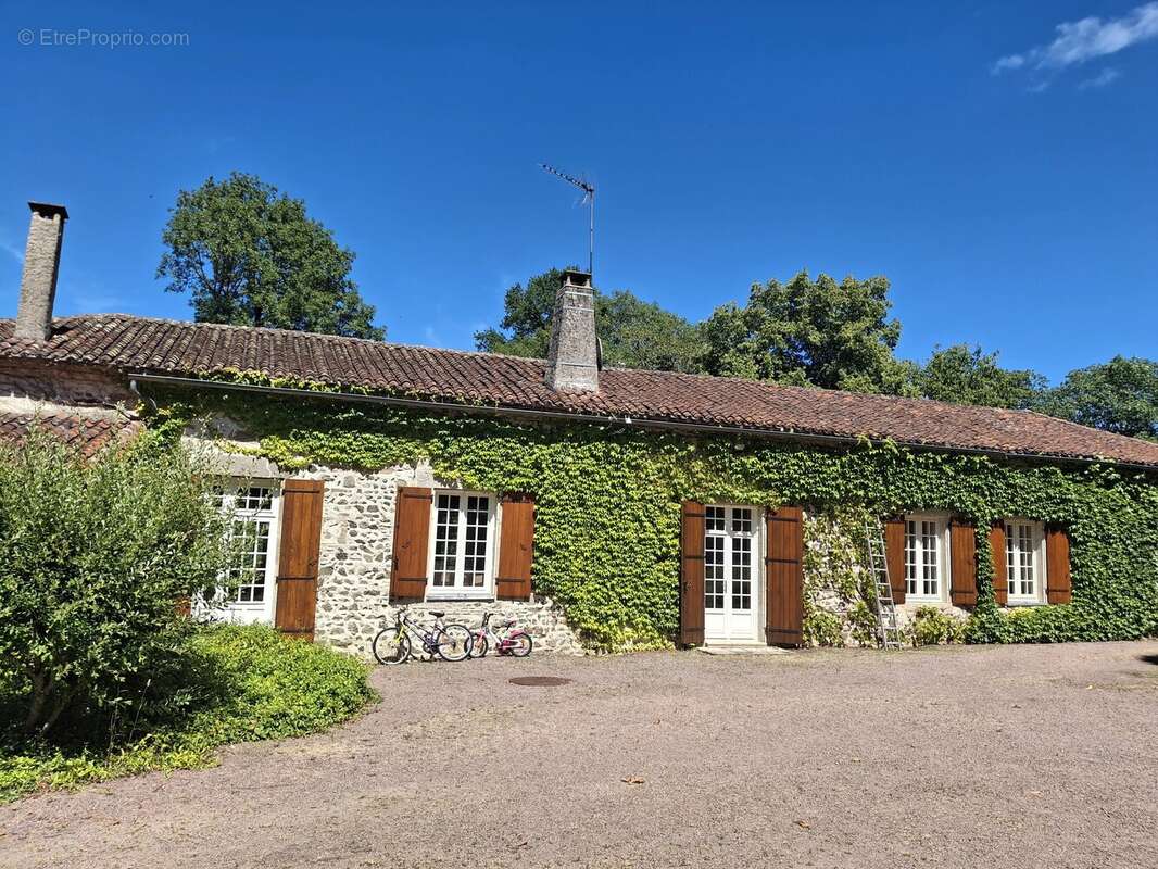 2 maisons de campagne, de nombreuses dépendances et 28 hectares dans un cadre magnifique - photo 3