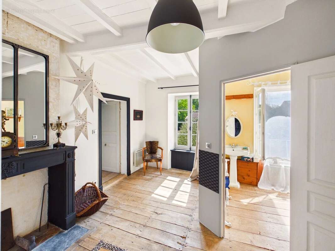 Maison rénovée en gardant tous les élements de l'époque, et commerces à pied! - photo 10