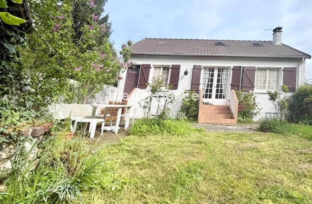 Maison à LA NEUVILLE-ROY