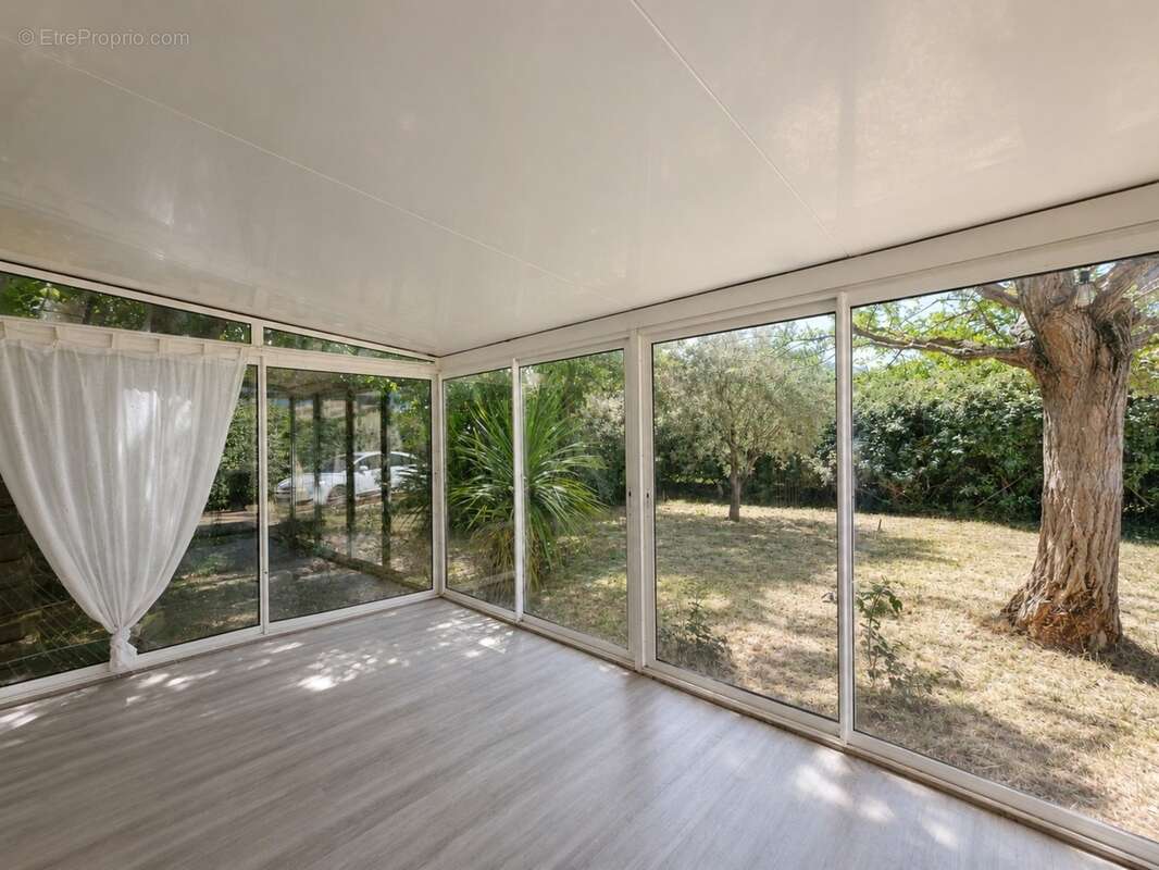 TRETS – Maison individuelle de plain-pied avec jardin, véranda et garage à pied du centre-ville - photo 8