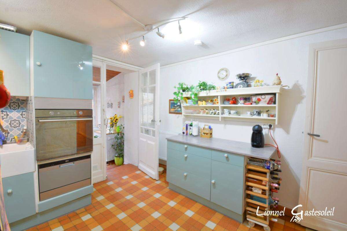 Immeuble rénové avec local commercial sur la commune de Sainte Foy la Grande (33) - photo 11