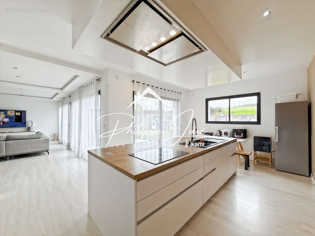 Maison à COURTOIS-SUR-YONNE