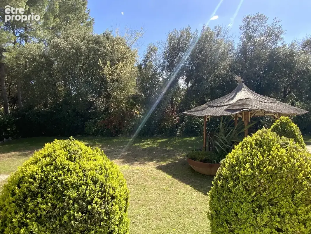 Villa de plain pied sur un magnifique terrain arboré avec piscine. - photo 2