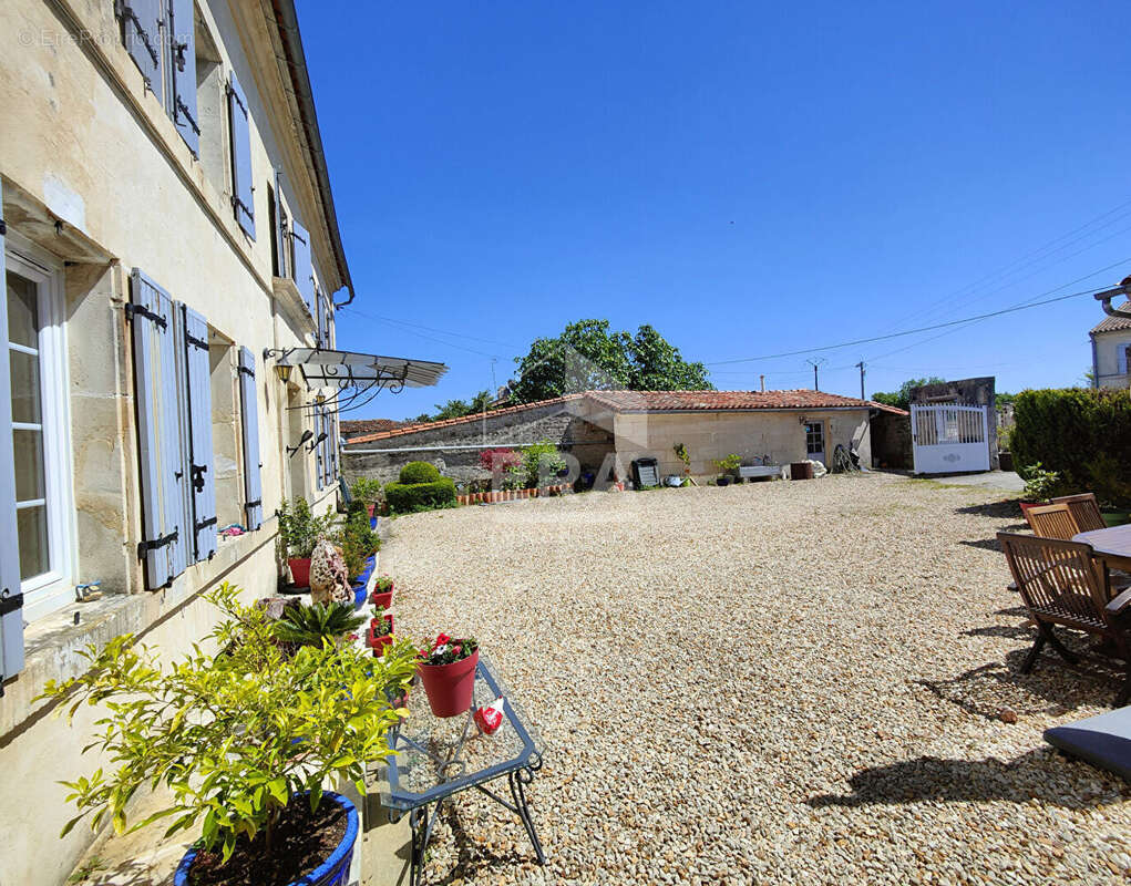 Maison à SAINT-MEME-LES-CARRIERES
