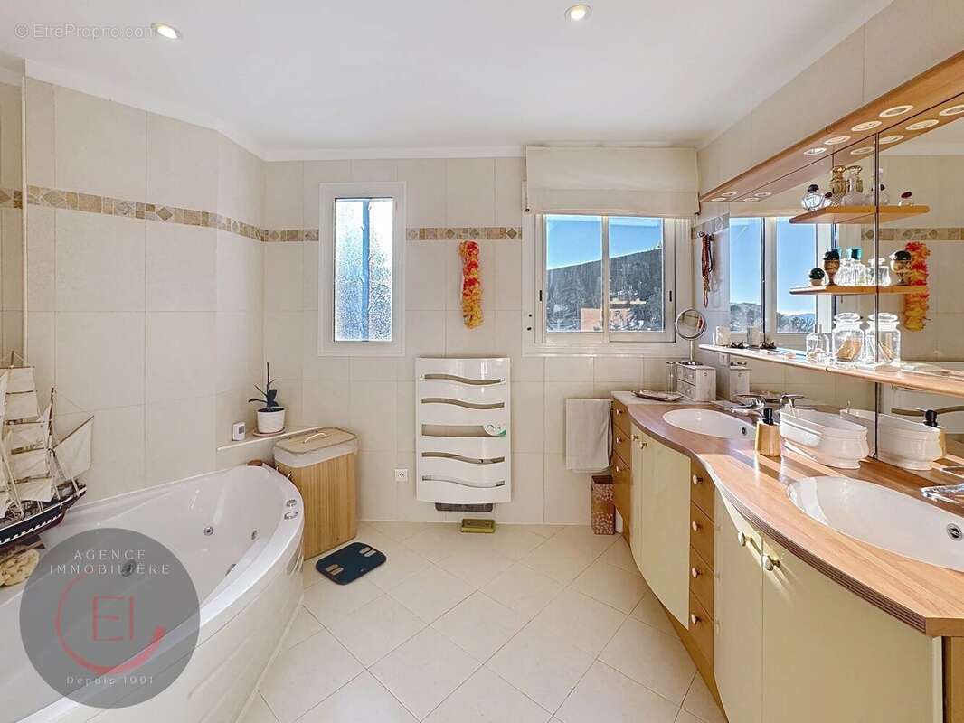 Maison à LES ADRETS-DE-L'ESTEREL