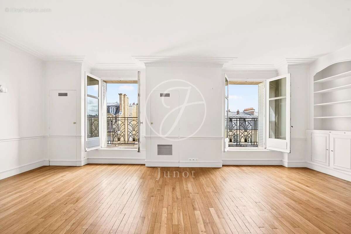 Appartement à PARIS-16E