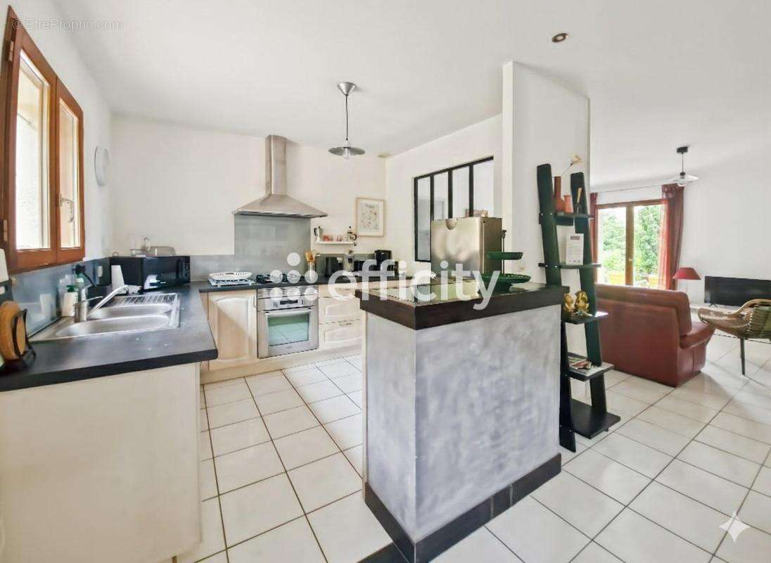 Maison à SAINT-HILAIRE-DE-LUSIGNAN