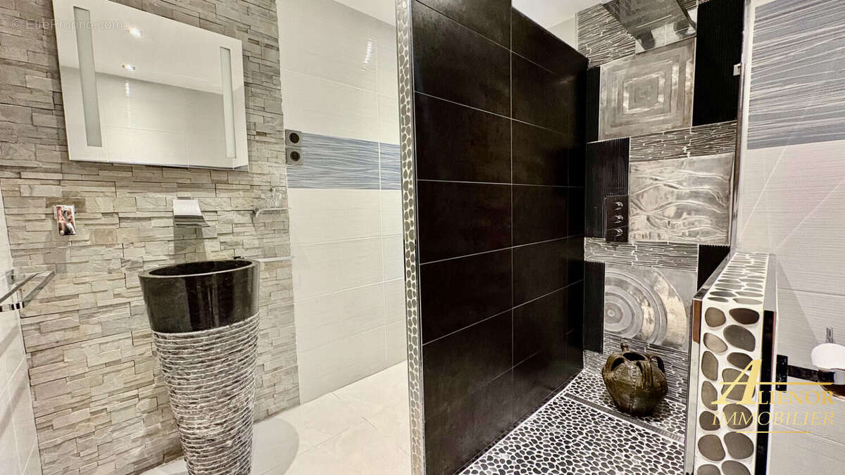 Maison à SAINT-PIERRE-DE-CHIGNAC