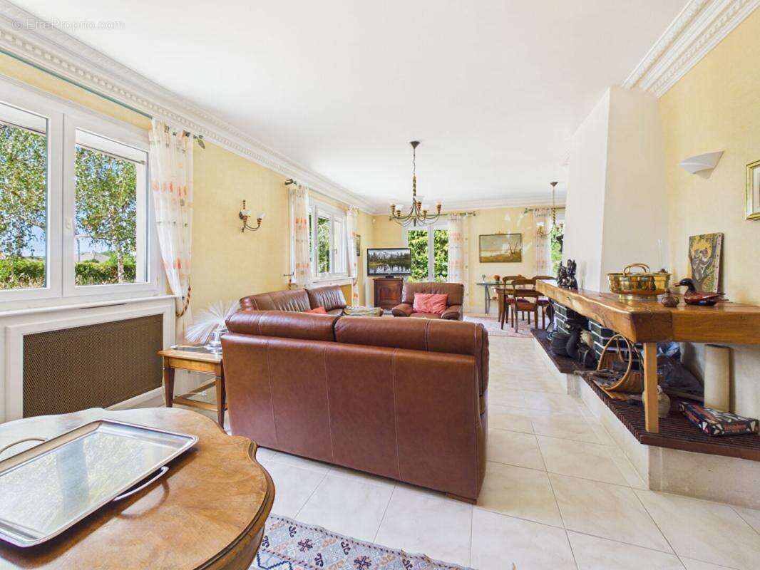 Maison de 179 m2 à Loudun , 5 chambres, grand jardin arboré, garage, vaste sous sol - photo 2