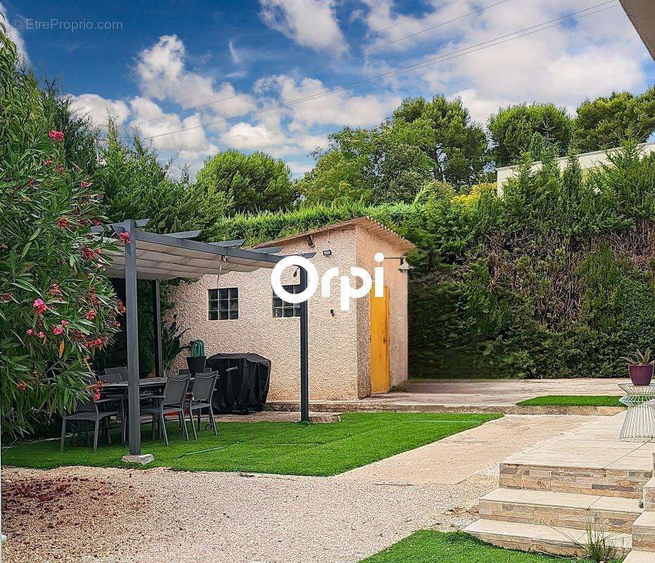 Villa de plain-pied avec piscine, dépendance et terrain plat de 995 m² - photo 11